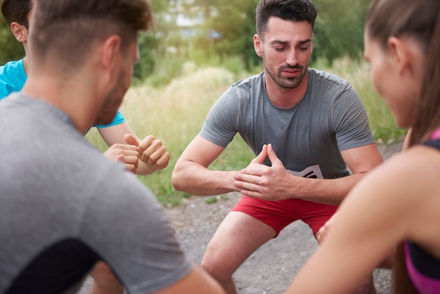 Giovani amici che si preparano per una maratona