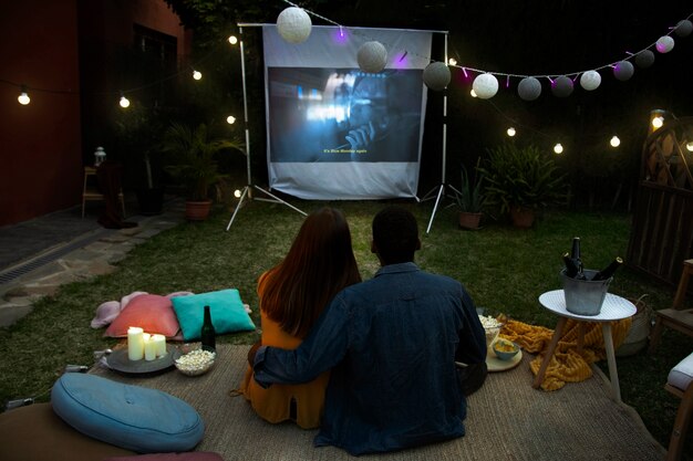 野外で映画館で楽しんでいる若い友人