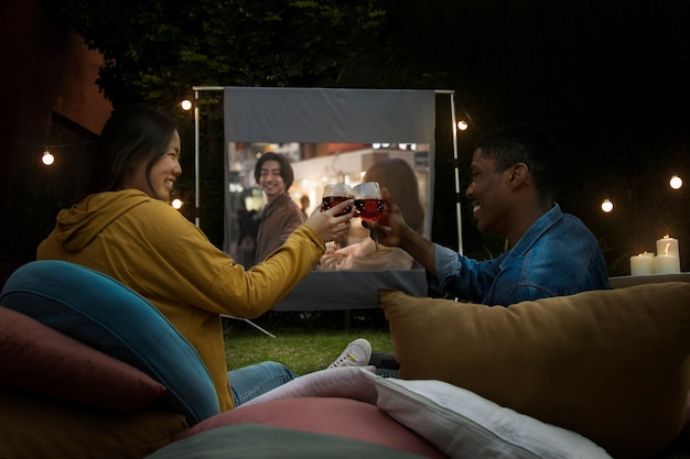 野外で映画館で楽しんでいる若い友人