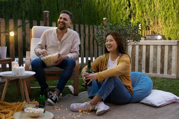 野外で映画館で楽しんでいる若い友人