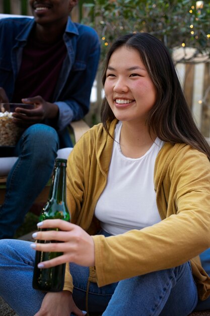 野外で映画館で楽しんでいる若い友人