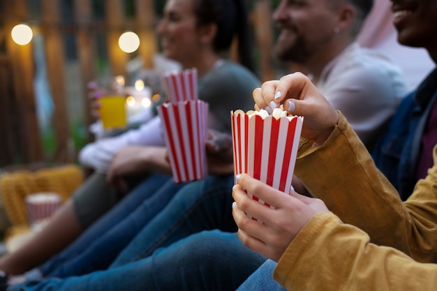 野外で映画館で楽しんでいる若い友人