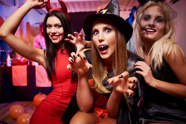 Молодые друзья веселятся на вечеринке в честь Хэллоуина