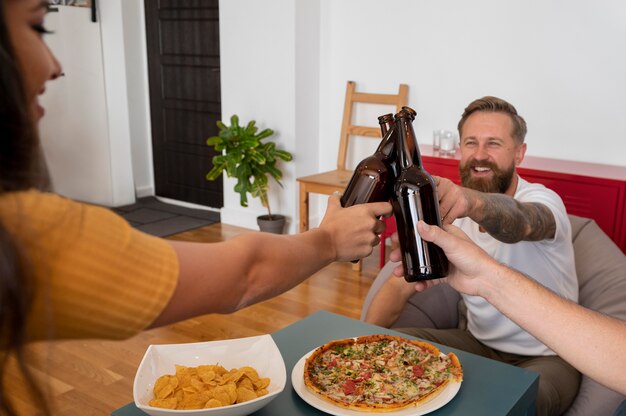 Foto gratuita giovani amici che mangiano insieme