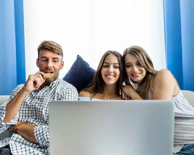 Foto gratuita giovani amici che hanno una videoconferenza