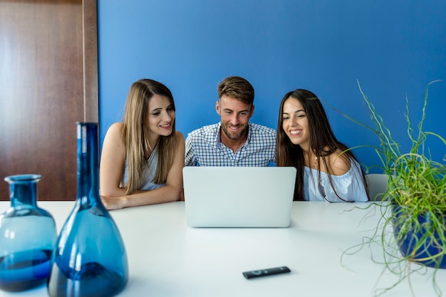 Foto gratuita giovani amici che hanno una videoconferenza