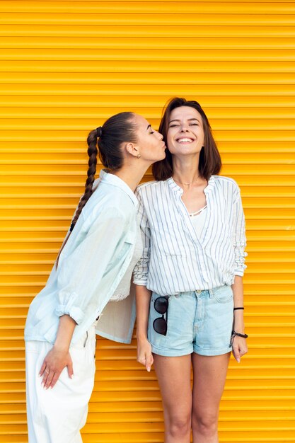 若い友人が彼女の友人の頬にキス