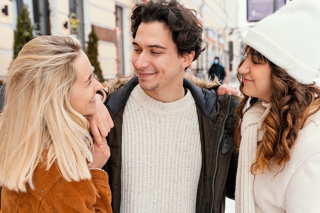 Foto gratuita giovani amici all'aperto che godono del tempo insieme