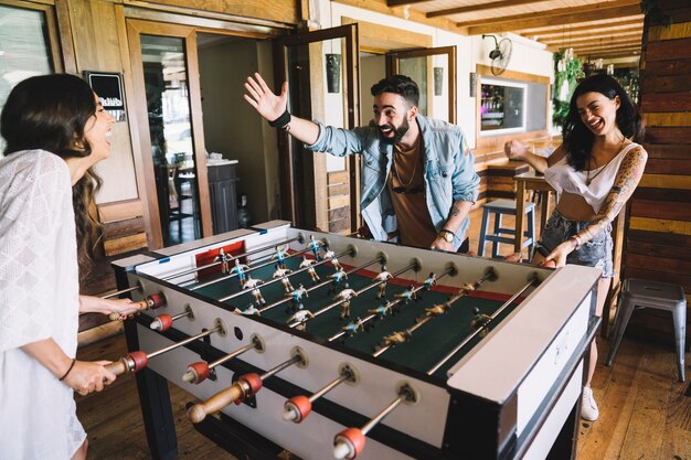 テーブルサッカーをする若い友達