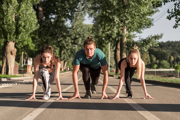 Free photo young friends ready to run