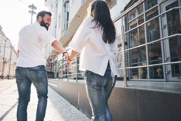 若い面白い愛情のあるカップルは晴れた日に楽しい時を過します。