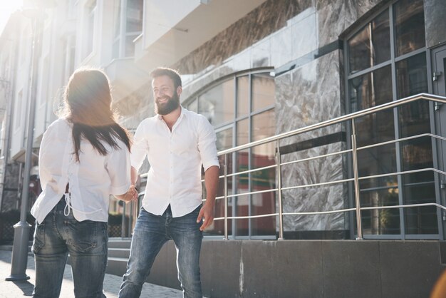 若い面白い愛情のあるカップルは晴れた日に楽しい時を過します。