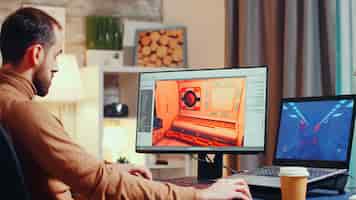 Foto gratuita giovane sviluppatore di giochi che utilizza un software moderno per progettare l'interfaccia.