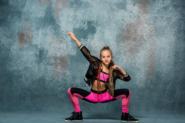 Foto gratuita break dance della ragazza sulla parete