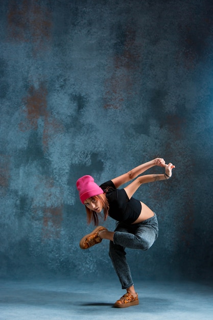 Foto gratuita break dance della ragazza sulla parete