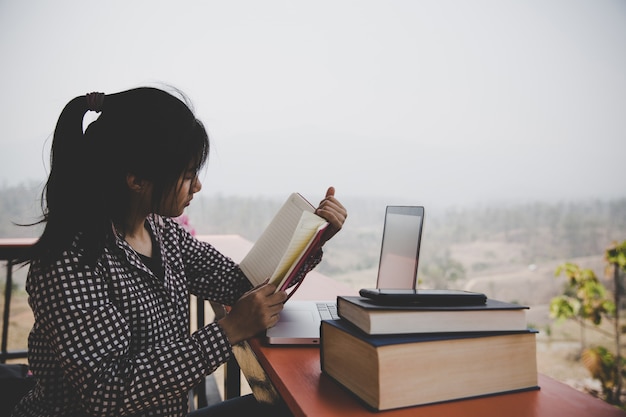 カフェ、本、読書、コーヒーの若い女の子