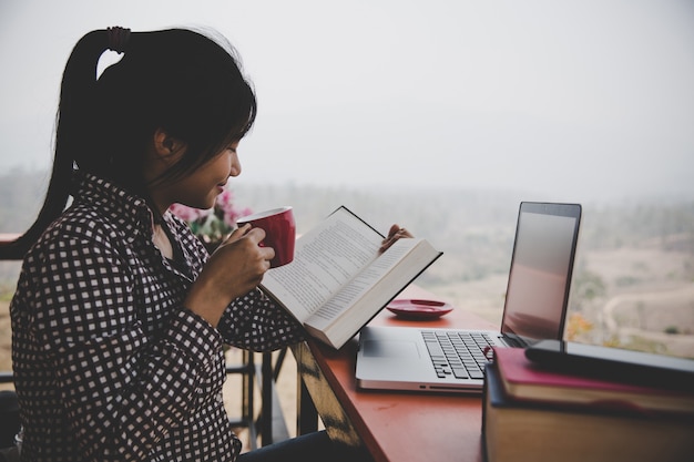 カフェ、本、読書、コーヒーの若い女の子