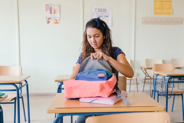 Foto gratuita ragazza in classe con il suo zaino