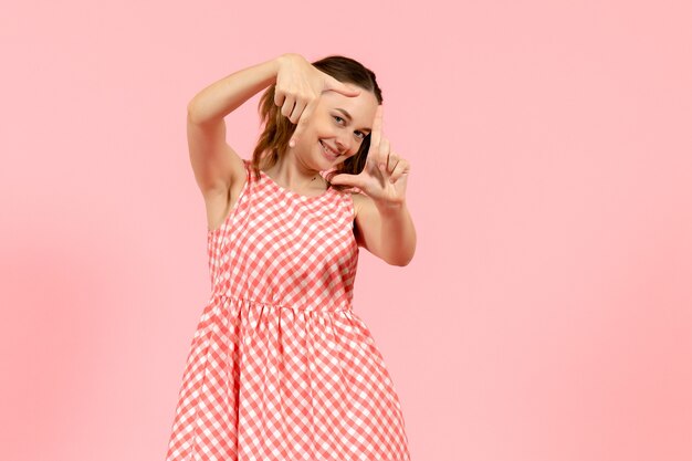 사진 촬영에 귀여운 핑크 드레스에 어린 소녀 핑크에 미소 포즈