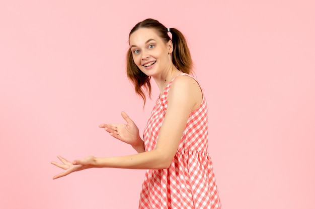 Foto gratuita giovane ragazza in abito rosa carino sorridente sul rosa