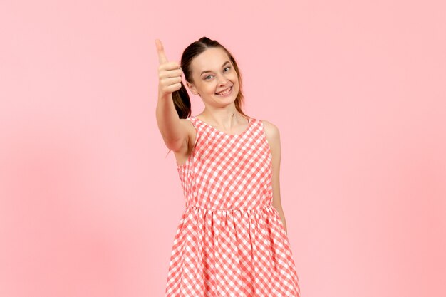 핑크 표정 미소와 귀여운 핑크 드레스에 어린 소녀