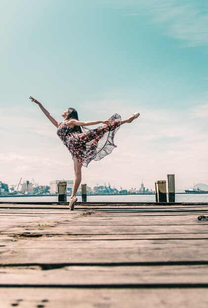 ウォーターフロントの遊歩道沿いに踊る少女