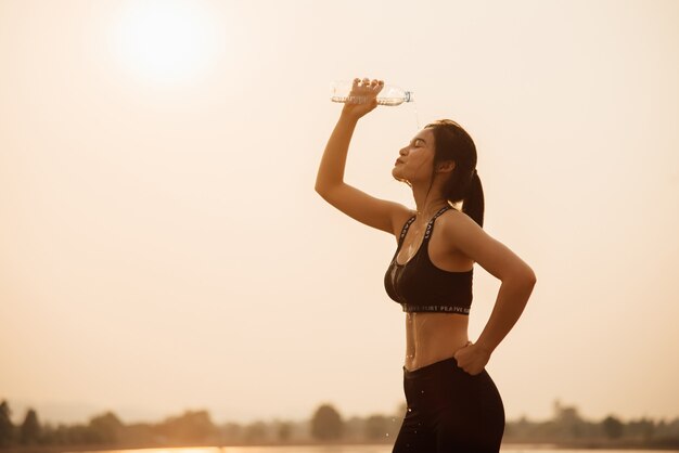 조깅하는 동안 어린 소녀 식 수