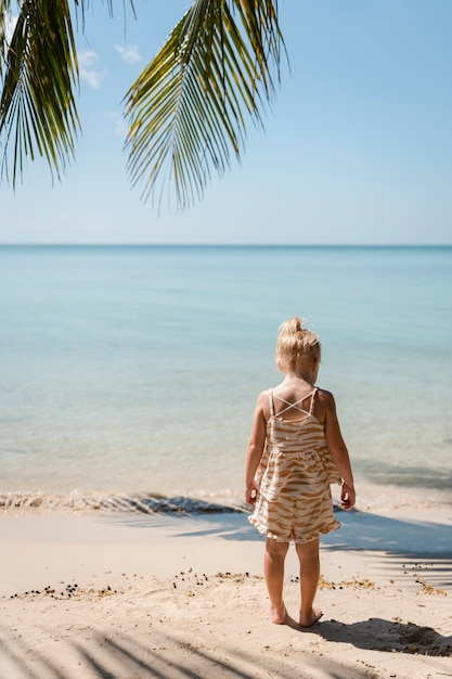 Foto gratuita ragazza che gode della sua vacanza soleggiata