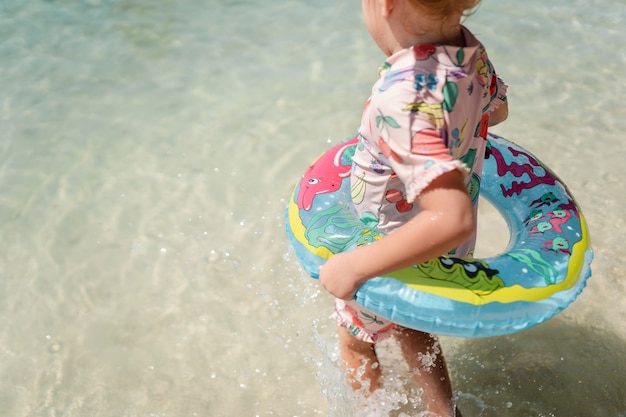 Ragazza che gode della sua vacanza soleggiata