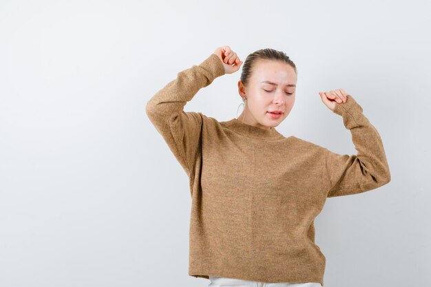 La ragazza si sente felice su sfondo bianco