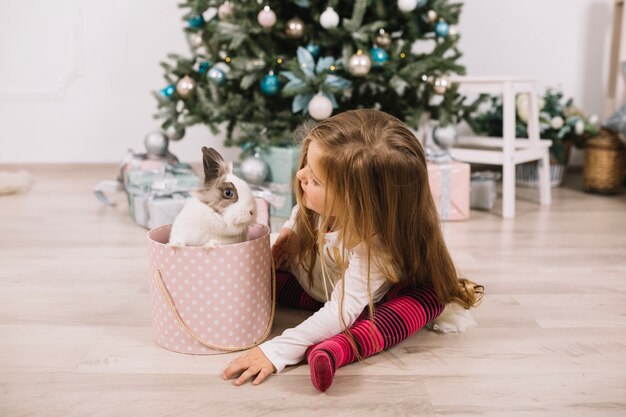 Молодая девушка в передней части Рождественская елка дома