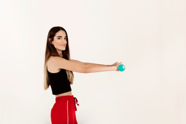 Foto gratuita giovane ragazza in palestra