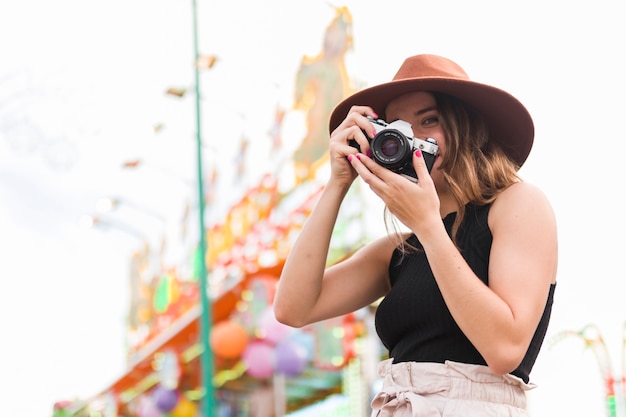 Foto gratuita ragazza divertendosi nel parco di divertimenti