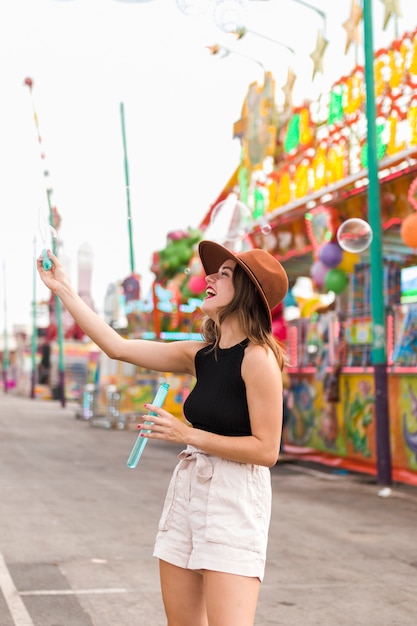 Foto gratuita ragazza divertendosi nel parco di divertimenti