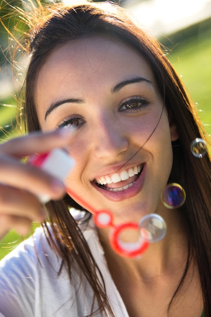 Foto gratuita ragazza divertirsi in un parco