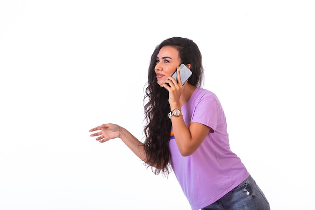 Free photo young girl having a phone call and talking