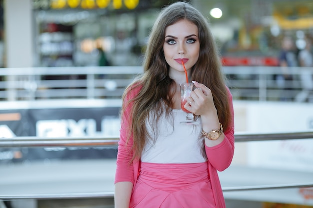 Foto gratuita ragazza che ha una soda in un centro commerciale