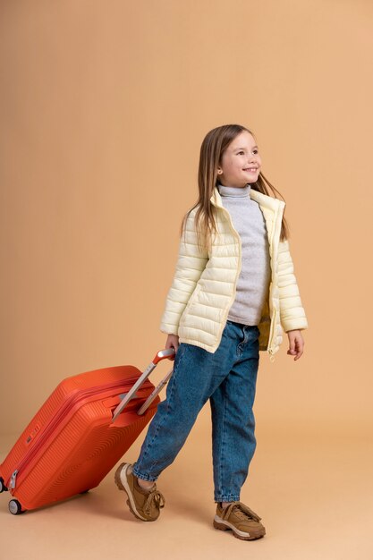 旅行休暇の準備ができて荷物を保持している若い女の子