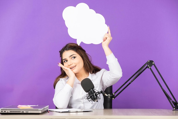 Free photo young girl holding white paper speech bubble in cloud shape and laughing high quality photo