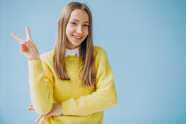 分離した顔の表情を示す少女