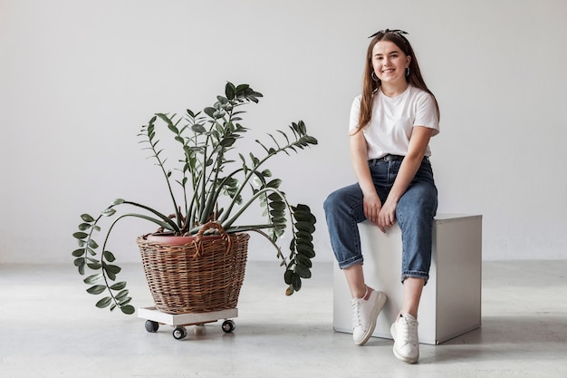 Free photo young girl long view and plant