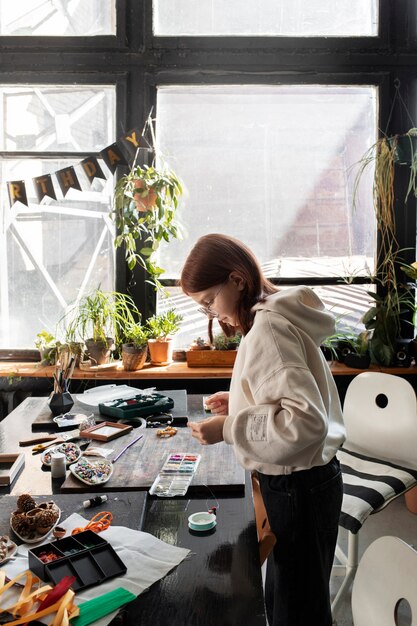 アップサイクルプロジェクトでDIYの工芸品を作る若い女の子