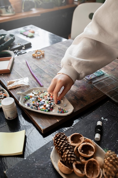 アップサイクルプロジェクトでDIYの工芸品を作る若い女の子