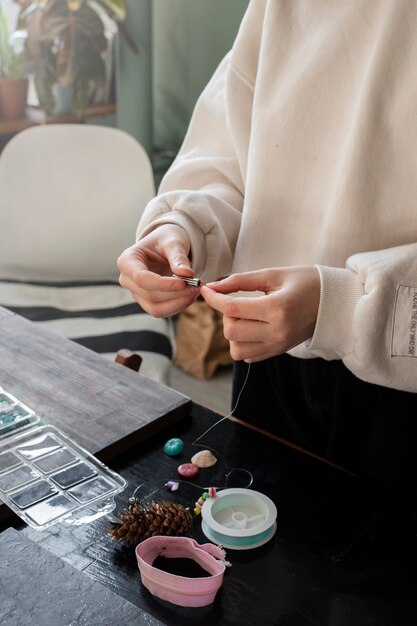 アップサイクルプロジェクトでDIYの工芸品を作る若い女の子