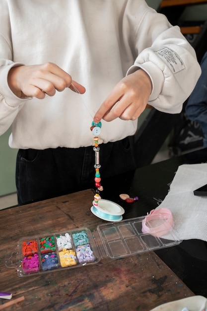 Молодая девушка делает поделки своими руками в проекте upcycle