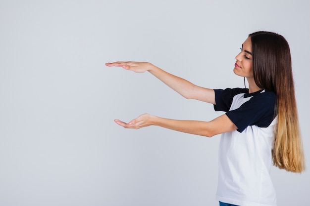 Free photo young girl measuring with hands