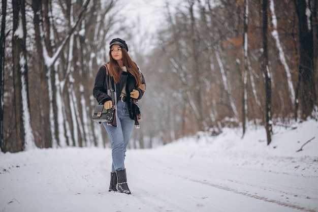 겨울 공원에서 산책하는 어린 소녀 모델