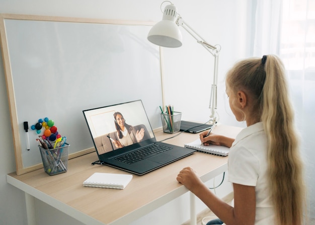 Free photo young girl paying attention to online class