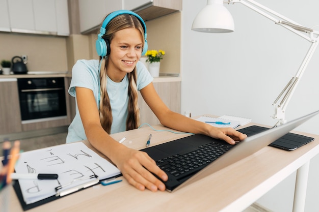 Free photo young girl paying attention to online class