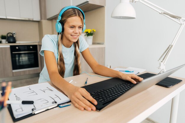 Молодая девушка обращает внимание на онлайн-класс